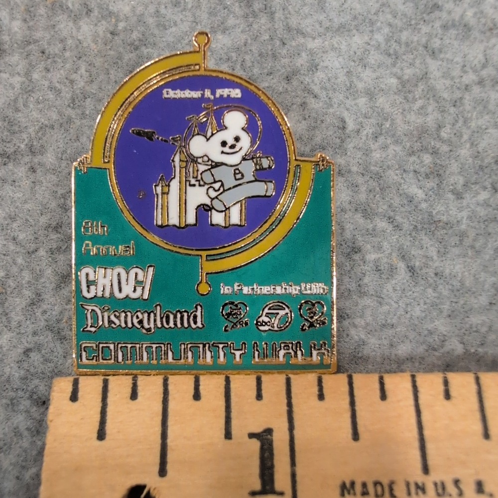 Vintage 1998 CHOC Disneyland 8th Annual Community Walk Enamel Pin Space Bear - Picture 2 of 4